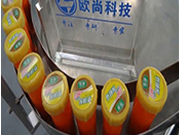 （視頻）產(chǎn)品擰蓋貼標(biāo)機(jī)